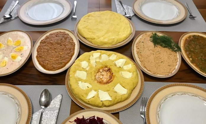 Abhaz mutfağı, Karadeniz’in kuzeydoğusunda, özellikle Abhazya bölgesinde yüzyıllar boyunca şekillenmiş zengin bir gastronomik mirastır. Coğrafi koşullar, iklim ve doğal kaynaklar bu mutfağın temelini oluşturmuştur. Dağlık araziler, ormanlar ve denizden elde edilen ürünler, yemeklerin çeşitliliğini ve doğallığını sağlamıştır. Abhaz mutfağı, sadece beslenme amacıyla değil, aynı zamanda kültürel kimliği yansıtan bir mutfak anlayışına sahiptir. Konulu bir haber görseli.