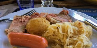 Alsas Mutfağı, Avrupa’nın ortasında yer alan stratejik konumu sayesinde farklı kültürlerin etkisini taşıyan zengin bir mutfaktır. Fransa ile Almanya arasında yer alan Alsas bölgesi, tarih boyunca bu iki kültürün etkisi altında kalmış ve sofralarında bu izleri yansıtmıştır. Bu nedenle Alsas yemekleri hem Fransız mutfağının inceliğini hem de Alman mutfağının doyurucu ve yoğun lezzetlerini bir araya getirmiştir. Konulu bir haber görseli.