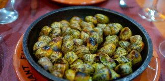 Andorra mutfağı, Pireneler’in etkisiyle şekillenmiş geleneksel bir Akdeniz mutfağıdır. Fransa ve İspanya mutfaklarından esintiler taşır, ancak kendi özgün tarifleriyle dikkat çeker. Bu mutfak, hem dağlık bölgenin iklimine hem de yerel üretim kaynaklarına göre şekillenir ve bölgesel lezzetleri ön plana çıkarır. Konulu bir haber görseli.