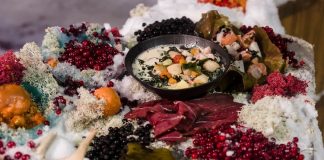 Arktik Mutfağı, Kuzey Kutup bölgesinde yaşayan Inuit, Sami ve diğer yerli halkların yüzyıllardır geliştirdiği yemek kültürünü ifade eder. Bu mutfak, zorlu iklim koşulları ve sınırlı doğal kaynaklarla şekillenmiş olup, hayatta kalmayı sağlayan pratik ve besleyici yemekleri içerir. Arktik mutfağı, sadece beslenme ihtiyacını karşılamakla kalmaz, aynı zamanda kültürel bir miras olarak nesiller boyunca aktarılır. Konulu bir haber görseli.