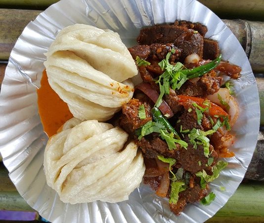 Arunachal Pradesh Mutfağı, Hindistan’ın kuzeydoğusunda yer alan Arunachal Pradesh eyaletine özgü geleneksel tatları ve doğal malzemeleriyle bilinir. Bölgenin yoğun ormanları, dağlık arazisi ve nehirleri, mutfak kültürüne taze ve çeşitli malzemeler sağlar. Konulu bir haber görseli.