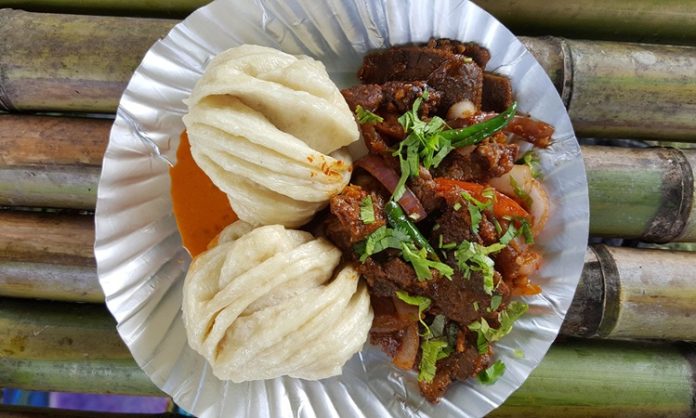 Arunachal Pradesh Mutfağı, Hindistan’ın kuzeydoğusunda yer alan Arunachal Pradesh eyaletine özgü geleneksel tatları ve doğal malzemeleriyle bilinir. Bölgenin yoğun ormanları, dağlık arazisi ve nehirleri, mutfak kültürüne taze ve çeşitli malzemeler sağlar. Konulu bir haber görseli.