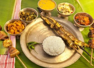 Assamese Mutfağı Assamese Mutfağı, Hindistan’ın kuzeydoğusunda yer alan Assam bölgesine özgü geleneksel yemek kültürünü yansıtır. Bölge, Brahmaputra Nehri ve çevresindeki verimli toprakları ile bilinir ve bu zengin kaynaklar, mutfağın temelini oluşturur. Assamese yemekleri, hem sebze hem de balık ağırlıklı tarifleriyle tanınır. Konulu bir haber görseli.