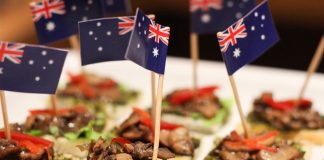 Avustralya Mutfağı dünyanın en çeşitli ve zengin mutfak kültürlerinden biri olarak öne çıkıyor. Bu mutfağın temelini hem yerli halkın binlerce yıllık yemek alışkanlıkları hem de kıtaya göç eden farklı toplulukların katkıları oluşturuyor. Bugün Avustralya yemekleri, Asya’dan Avrupa’ya, Afrika’dan Amerika’ya kadar pek çok kültürün etkilerini barındırıyor. Bu çeşitlilik sayesinde ülke, gastronomi alanında dünya çapında ün kazanmış durumda. Konulu bir haber görseli.