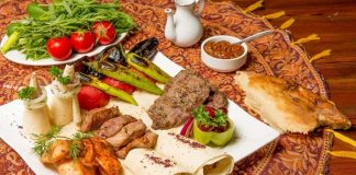 Azerbaycan mutfağı, Kafkasya’nın verimli toprakları ve tarihi zenginliği ile şekillenmiş, binlerce yıllık bir gastronomi kültürüne sahiptir. Hem Doğu hem de Orta Asya etkilerini bir araya getiren bu mutfak, yöresel malzemelerin ustaca kullanımıyla ön plana çıkar. Azerbaycan halkı için yemek, sadece karın doyurmak değil; aynı zamanda kültürel paylaşım ve misafirperverlik göstergesidir. Konulu bir haber görseli.