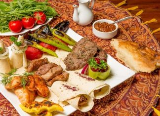 Azerbaycan Mutfağı Azerbaycan mutfağı, Kafkasya’nın verimli toprakları ve tarihi zenginliği ile şekillenmiş, binlerce yıllık bir gastronomi kültürüne sahiptir. Hem Doğu hem de Orta Asya etkilerini bir araya getiren bu mutfak, yöresel malzemelerin ustaca kullanımıyla ön plana çıkar. Azerbaycan halkı için yemek, sadece karın doyurmak değil; aynı zamanda kültürel paylaşım ve misafirperverlik göstergesidir. Konulu bir haber görseli.