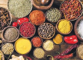 Baharat Dünyası Ve Yemek Kültüründeki Rolü Yemeklerin lezzetini ve aromalarını belirleyen en önemli unsurlardan biri baharattır. İnsanlık tarihi boyunca baharat, sadece yemeklerde değil, aynı zamanda sağlık, ticaret ve kültürel etkileşim açısından da büyük bir öneme sahip olmuştur. Antik çağlarda baharat, paranın ve statünün bir göstergesi olarak kabul edilmiş, hatta savaş ve barış anlaşmalarında bile rol oynamıştır. Konulu bir haber görseli.