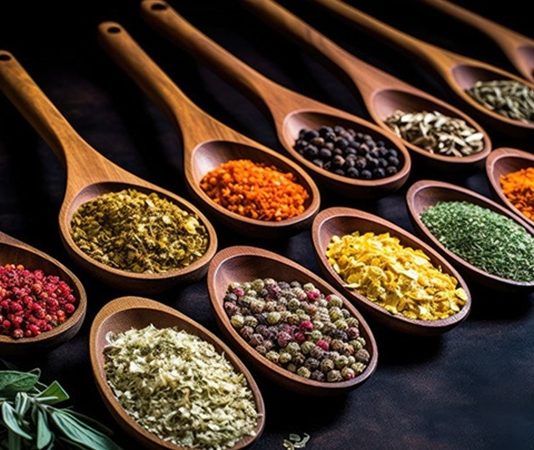 Baharatlar, yemeklerin lezzetini artıran ve sofralara aroma katan en önemli malzemelerden biridir. Baharatlar, sadece tat vermekle kalmaz, aynı zamanda sağlık açısından da çeşitli faydalar sunar. Yüzyıllardır farklı kültürlerin mutfaklarında kullanılan baharatlar, yemeklerin karakterini belirler ve gastronomi dünyasının vazgeçilmez unsuru hâline gelir. Konulu bir haber görseli.