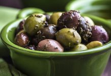 Baharatlı zeytin, Türkiye’de ve Akdeniz mutfaklarında uzun yıllardır sofraların baş köşesinde yer alıyor. Özellikle kahvaltılarda, meze sofralarında ve atıştırmalık olarak tercih edilen bu lezzet, yalnızca damak tadını zenginleştirmekle kalmıyor aynı zamanda sağlıklı beslenmenin de bir parçası oluyor. Farklı baharatlarla harmanlanan zeytinler, klasik tuzlu zeytinden çok daha aromatik bir tat sunuyor. Konulu bir haber görseli.