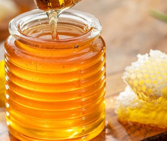 Bal, insanlık tarihi boyunca hem besleyici hem de şifa kaynağı olarak bilinmiştir. Arıcılık gelenekleri, binlerce yıl öncesine dayanır ve farklı kültürlerde kutsal bir gıda olarak kabul edilmiştir. Antik çağlardan günümüze, bal hem tatlı olarak hem de tedavi amaçlı kullanılmıştır. Konulu bir haber görseli.