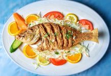 Balık ve deniz ürünleri, hem sağlıklı beslenmenin temel taşlarından biri hem de gurme sofraların vazgeçilmez lezzetleridir. Yüzyıllardır insanların beslenme alışkanlıklarında yer bulan bu ürünler, farklı pişirme teknikleri ve sunumlarla sofralarda adeta bir şölene dönüşüyor. Özellikle mevsiminde tüketilen taze balıklar, lezzetin yanı sıra yüksek besin değeriyle de dikkat çeker. Konulu bir haber görseli.