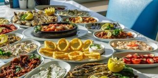 Deniz ürünlerinin sofralardaki yeri, özellikle balıkçı sofrasının karakterini belirler. Taze balık, deniz mahsulleri ve deniz tuzu, bu sofraların vazgeçilmez bileşenleridir. Bir balıkçı sofrası, sadece bir yemek değil, denizin taptaze lezzetlerinin bir araya geldiği özel bir deneyimdir. Zeytinyağlı mezeler, çeşitli salatalar ve balık çeşitleriyle zenginleştirilen bu sofralar, denizle iç içe bir atmosfer yaratır. Konulu bir haber görseli