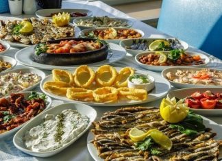 Balıkçı Sofrasının Temel Taşları Deniz ürünlerinin sofralardaki yeri, özellikle balıkçı sofrasının karakterini belirler. Taze balık, deniz mahsulleri ve deniz tuzu, bu sofraların vazgeçilmez bileşenleridir. Bir balıkçı sofrası, sadece bir yemek değil, denizin taptaze lezzetlerinin bir araya geldiği özel bir deneyimdir. Zeytinyağlı mezeler, çeşitli salatalar ve balık çeşitleriyle zenginleştirilen bu sofralar, denizle iç içe bir atmosfer yaratır. Konulu bir haber görseli