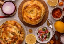 Balkan mutfağı, yüzyıllardır farklı kültürlerin etkileşimiyle şekillenmiş ve bölge halklarının yaşam biçimlerine göre zenginleşmiştir. Osmanlı İmparatorluğu’nun uzun süre bölgede hâkimiyet kurması, mutfak kültürünü derinden etkilemiş, hem yerel hem de Türk yemekleri Balkan sofralarının bir parçası haline gelmiştir. Aynı zamanda Yunan, Slav ve Avusturya-Macaristan etkileri de bu mutfağın çeşitliliğine katkıda bulunmuştur. Bu nedenle Balkan yemekleri hem Doğu hem Batı tatlarını bir araya getiren özel bir sentez niteliğindedir. Başlıklı bir haber görseli.