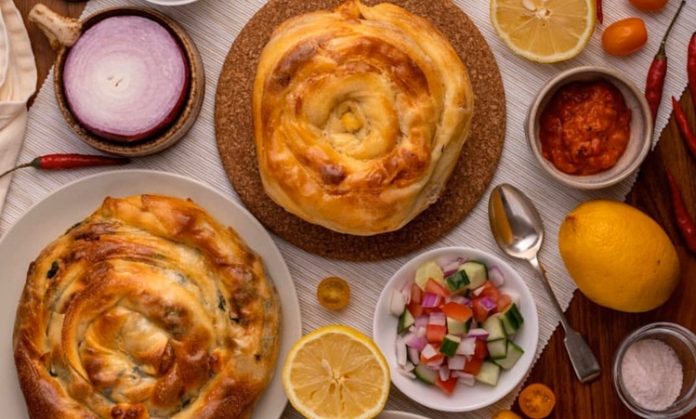 Balkan Mutfağı Balkan mutfağı, yüzyıllardır farklı kültürlerin etkileşimiyle şekillenmiş ve bölge halklarının yaşam biçimlerine göre zenginleşmiştir. Osmanlı İmparatorluğu’nun uzun süre bölgede hâkimiyet kurması, mutfak kültürünü derinden etkilemiş, hem yerel hem de Türk yemekleri Balkan sofralarının bir parçası haline gelmiştir. Aynı zamanda Yunan, Slav ve Avusturya-Macaristan etkileri de bu mutfağın çeşitliliğine katkıda bulunmuştur. Bu nedenle Balkan yemekleri hem Doğu hem Batı tatlarını bir araya getiren özel bir sentez niteliğindedir. Başlıklı bir haber görseli.