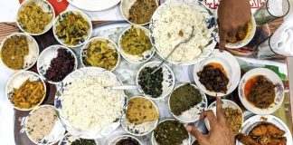 Bangladeş, tarih boyunca farklı kültürlerin etkisi altında kalmış bir coğrafyada yer alır. Bu durum, Bangladeş mutfağının çeşitliliğini ve zenginliğini doğrudan etkilemiştir. Hindistan, Arap ve Asya etkileri, yemek kültüründe kendini gösterir ve mutfağı hem lezzet hem de görsellik açısından zenginleştirir. Baharatların ustaca kullanımı, pirinç ve balık ağırlıklı yemekler ve aromatik soslar, Bangladeş mutfağının karakteristik özelliklerindendir. Konulu bir haber görseli.