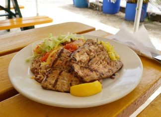 Barbados Mutfağı Barbados mutfağı, Karayipler’in zengin kültürel geçmişiyle şekillenmiş, hem Afrika hem de yerel Karayip etkilerini taşıyan bir mutfaktır. Adanın tarih boyunca farklı kolonizasyonlar ve ticaret yolları sayesinde mutfak kültürü çeşitlenmiş, lezzetler farklı geleneklerin birleşimiyle harmanlanmıştır. Bu mutfak, hem günlük yaşamda hem de özel kutlamalarda kendine özgü yerini korur. Konulu bir haber görseli.