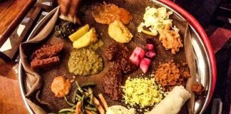Batı Afrika Mutfağı Batı Afrika Mutfağı, Senegal, Nijerya, Gana, Fildişi Sahili, Mali, Kamerun ve Benin gibi ülkelerin gastronomik geleneklerinden beslenir. Bölgenin mutfağı, tarih boyunca yerli halkların tarım, balıkçılık ve hayvancılık faaliyetleri ile şekillenmiştir. Bu çeşitlilik, yemeklerde hem malzeme hem de pişirme tekniklerine yansır. Konulu bir haber görseli.