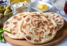 Bazlama, Türk mutfağının en eski ve en bilinen ekmeklerinden biridir. Tarihi, Osmanlı dönemi ve öncesine kadar uzanır. Özellikle köylerde ve taş fırınlarda yapılan bazlama, sabah kahvaltılarının ve yemeklerin vazgeçilmez bir parçası olmuştur. Hamurun mayalanması ve sac üzerinde pişirilmesi, ona kendine özgü yumuşak ve hafif kabarık dokusunu kazandırır. Konulu bir haber görseli.