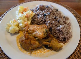 Belize Mutfağı Belize mutfağı, Maya, Afrika, Karayip ve Avrupa etkilerinin birleşimiyle oluşmuş, benzersiz bir kültürel mozaik sunar. Ülkenin tarihi ve göçmen toplulukları, mutfak kültürünün gelişiminde etkili olmuştur. Yemekler, hem günlük sofralarda hem de özel kutlamalarda kültürel bir miras olarak önem taşır. Konulu bir haber görseli.