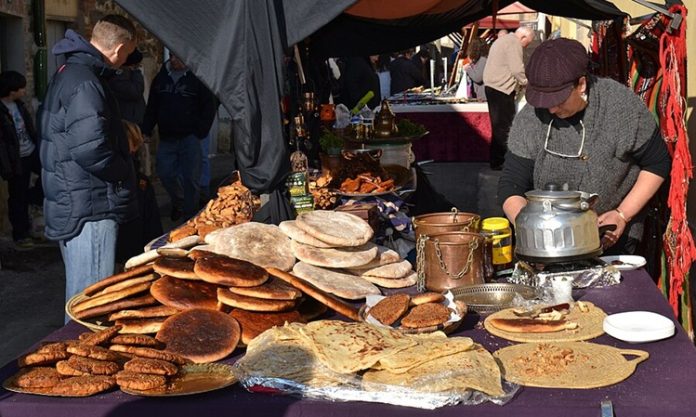 Berberi mutfağı, Kuzey Afrika’nın en köklü ve en özgün mutfak kültürlerinden biridir. Fas, Cezayir, Tunus ve Libya’nın farklı bölgelerinde yaşayan Berberiler, yüzyıllardır süregelen geleneklerini sofralarına taşımıştır. Bu mutfağın temeli, hem coğrafyanın sunduğu ürünlerden hem de göçebe yaşam tarzının getirdiği pratiklikten beslenir. Çölün ortasında, dağ köylerinde ya da sahil kasabalarında yetiştirilen malzemeler, farklı pişirme yöntemleriyle harmanlanarak özgün tatlar ortaya çıkarır.