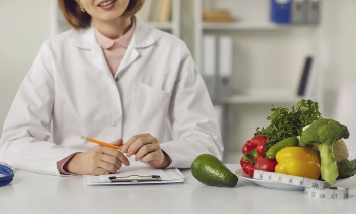 Günümüzde sağlıklı beslenme, yalnızca kilo kontrolü değil, aynı zamanda yaşam kalitesini artırmak için de büyük önem taşıyor. Beslenme uzmanları, doğru beslenme alışkanlıklarının benimsenmesinin hem fiziksel hem de zihinsel sağlığı desteklediğini belirtiyor. Özellikle yoğun iş temposu ve hızlı yaşam biçimi içinde, dengeli beslenmeye özen göstermek hayati bir rol oynuyor. Konulu bir haber görseli.