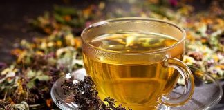 Son yıllarda sağlıklı yaşam trendlerinin yükselmesiyle birlikte bitki çayları ve onlara eşlik eden atıştırmalıklar sofralarda daha fazla yer almaya başladı. Doğal içerikleri ve şifa özellikleri sayesinde bitki çayları, hem ruhu hem bedeni dinlendiren içecekler olarak ön plana çıkar. Özellikle stresli ve yoğun geçen günlerde tercih edilen bu çaylar, hafif atıştırmalıklarla birleştiğinde hem lezzetli hem de doyurucu bir deneyim sunar. Sofralarda bitki çayları ve atıştırmalıkların birlikteliği, sağlıklı yaşamın keyifli bir parçası haline geldi. Konulu bir haber görseli.