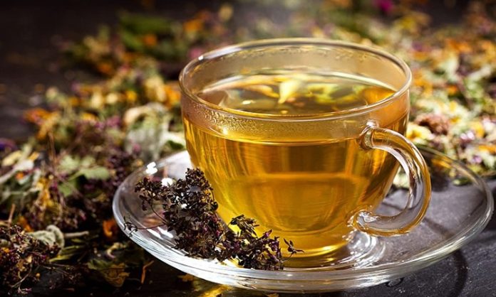 Son yıllarda sağlıklı yaşam trendlerinin yükselmesiyle birlikte bitki çayları ve onlara eşlik eden atıştırmalıklar sofralarda daha fazla yer almaya başladı. Doğal içerikleri ve şifa özellikleri sayesinde bitki çayları, hem ruhu hem bedeni dinlendiren içecekler olarak ön plana çıkar. Özellikle stresli ve yoğun geçen günlerde tercih edilen bu çaylar, hafif atıştırmalıklarla birleştiğinde hem lezzetli hem de doyurucu bir deneyim sunar. Sofralarda bitki çayları ve atıştırmalıkların birlikteliği, sağlıklı yaşamın keyifli bir parçası haline geldi. Konulu bir haber görseli.