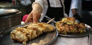 Bosna-Hersek Mutfağı Bosna-Hersek mutfağı, Balkanlar’ın kalbinde zengin bir tarih ve kültürel mirasın yansımasıdır. Osmanlı, Avusturya-Macaristan ve yerel Balkan etkileri, mutfak kültürünü şekillendirmiştir. Bosna yemekleri, hem et hem de sebze ağırlıklı tariflerle dikkat çeker. Geleneksel yemekler, hem gündelik yaşamda hem de özel günlerde sofraların vazgeçilmez parçalarıdır. Konulu bir haber görseli.