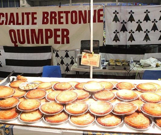 Fransa’nın kuzeybatısında yer alan Bretagne bölgesi, hem tarihi hem de kültürel açıdan özgün bir yapıya sahiptir. Bu özgünlük mutfak kültürüne de yansımış ve Breton mutfağı zamanla Avrupa’nın en karakteristik mutfaklarından biri haline gelmiştir. Denizle çevrili olması nedeniyle özellikle balık ve kabuklu deniz ürünleri mutfakta önemli bir yer tutar. Ancak yalnızca deniz ürünleri değil, bölgenin kırsal kesiminde yetişen ürünler de mutfağa çeşitlilik katar. Konulu bir haber görseli.