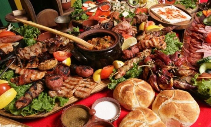 Bulgar Mutfağı Bulgar mutfağı, tarih boyunca farklı kültürlerin etkisi altında şekillenmiş zengin bir yemek geleneğine sahiptir. Osmanlı, Bizans ve Balkan kültürlerinin birleşimi, Bulgar mutfağını eşsiz kılan temel unsurlardan biridir. Bulgar yemekleri, genellikle taze sebze, yoğurt ve peynir gibi doğal ürünlerle hazırlanır. Sofralarda sıkça yer alan tarator ve banitsa, bu mutfağın en bilinen lezzetlerindendir. Tarator, soğuk yoğurt çorbası olarak yaz aylarında tercih edilirken, banitsa börek çeşidi olarak kahvaltıların vazgeçilmezidir. Konulu bir haber görseli.