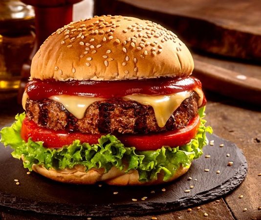 Burger Trendleri Lezzet Dünyasında Yeni Akımlar Son yıllarda burger kültürü dünya genelinde hızlı bir şekilde değişim geçiriyor. Sıradan fast food zincirlerinden gurme restoranlara, hatta ev mutfaklarına kadar uzanan bu lezzet serüveni, yaratıcılığın ve özgün malzemelerin birleşimiyle bambaşka bir boyuta taşınıyor. Burger trendleri, sadece lezzet değil, aynı zamanda görsellik, sunum ve sağlıklı beslenme anlayışı açısından da büyük bir dönüşüm yaşıyor. Konulu bir haber görseli.