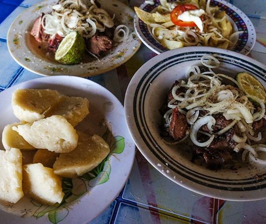 Burundi mutfağı, Doğu Afrika’nın özgün ve renkli mutfak kültürlerinden biridir. Ülkenin verimli tarım alanları, göl ve nehir kaynakları sayesinde hem bitkisel hem de hayvansal gıdalar açısından oldukça zengindir. Burundi mutfağı, tarih boyunca farklı toplulukların etkisiyle şekillenmiş ve geleneksel lezzetleri modern tariflerle harmanlamıştır. Konulu bir haber görseli.