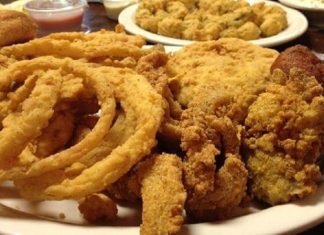 Cajun Mutfağı Cajun Mutfağı, Amerika Birleşik Devletleri’nin Louisiana eyaletinde yaşayan Cajun halkının özgün yemek kültürünü yansıtır. Bu mutfak, Fransız, İspanyol, Afrikalı ve yerel Amerikan etkilerini harmanlayarak ortaya çıkmıştır. Louisiana’nın bataklık ve nehir bölgelerinde şekillenen Cajun Mutfağı, zengin aromalar ve baharatlı tatlar ile tanınır. Konulu bir haber görseli.