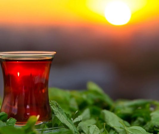 Çay, yüzyıllardır insanlığın hayatında yer alan, kültürleri şekillendiren ve toplumsal bağları güçlendiren bir içecek olmuştur. Sıcak veya soğuk olarak tüketilebilen bu eşsiz içecek, dünyanın dört bir yanında farklı gelenekler ve ritüellerle hayat bulur. Çay kültürü, yalnızca damakta bıraktığı tat ile değil, aynı zamanda taşıdığı tarih ve hikâyelerle de öne çıkar. Konulu bir haber görseli.