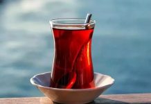 Çay ve Kahve Kültürü: Türkiye’nin Vazgeçilmez İçecek Alışkanlıkları Çay, Türk kültüründe sadece bir içecek olmanın çok ötesindedir. Günümüz Türkiye’sinde çay, sosyal hayatın bir parçası, bir misafirperverlik göstergesi ve en önemli geleneklerden biridir. Sabah kahvaltılarından akşam sohbetlerine kadar her anın vazgeçilmezi olan çay, Türk mutfağında bir ritüel halini almış, neredeyse her sosyal etkinlikte yerini almıştır. Çay, yalnızca içilmekle kalmaz, zamanla bir kültür ve yaşam biçimi haline gelmiştir. Konulu bir haber görseli.