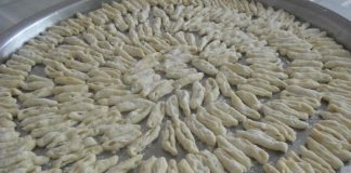 Çeçen Mutfağı Çeçen mutfağı, Kuzey Kafkasya’nın en eski gastronomi geleneklerinden biridir ve Çeçenistan’da uzun yıllar boyunca gelişmiştir. Bölgenin sert iklimi ve dağlık coğrafyası, mutfak kültürünü şekillendirmiştir. Çeçen yemekleri, besleyici, doyurucu ve aynı zamanda dayanıklılık sağlayan özellikleriyle öne çıkar. Bu mutfak, sadece beslenme aracı değil, aynı zamanda kültürel mirasın bir parçası olarak kabul edilir. Konulu bir haber görseli.