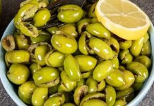 Çekirdeksiz zeytin, özellikle modern sofralarda pratikliği ve kullanım kolaylığı sayesinde hızla popüler hale geldi. Geleneksel zeytinler lezzetiyle bilinse de çekirdekleri tüketiciler için zaman zaman zahmet yaratabiliyor. Bu nedenle çekirdeksiz çeşitler, kahvaltılarda, salatalarda ve yemeklerde pratik bir çözüm sunuyor. Konulu bir haber görseli.