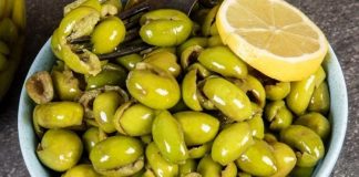 Çekirdeksiz Zeytin Sofralarda Kolaylık ve Lezzet Sunuyor Çekirdeksiz zeytin, özellikle modern sofralarda pratikliği ve kullanım kolaylığı sayesinde hızla popüler hale geldi. Geleneksel zeytinler lezzetiyle bilinse de çekirdekleri tüketiciler için zaman zaman zahmet yaratabiliyor. Bu nedenle çekirdeksiz çeşitler, kahvaltılarda, salatalarda ve yemeklerde pratik bir çözüm sunuyor. Konulu bir haber görseli.