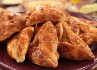 Çerkez Mutfağı Çerkez mutfağı, yüzyıllar boyunca Kuzey Kafkasya’da gelişmiş, ardından Anadolu’ya taşınmış köklü bir gastronomi kültürüdür. Kafkasya’nın dağlık yapısı, iklimi ve doğal kaynakları bu mutfağın gelişiminde belirleyici olmuştur. Geleneksel yemeklerde kullanılan malzemeler, bölgenin coğrafi özelliklerini yansıtırken, göçlerle birlikte Anadolu’ya taşınan tarifler Türk mutfak kültürüyle harmanlanmıştır. Özellikle Osmanlı döneminden itibaren bu mutfak, hem saraylarda hem de halk arasında bilinen ve sevilen bir mutfak haline gelmiştir. Konulu bir haber görseli.