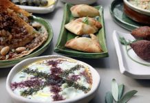 Cezayir mutfağı, Kuzey Afrika’nın en köklü gastronomi kültürlerinden birini yansıtır. Tarih boyunca farklı uygarlıklara ev sahipliği yapan bu topraklar, mutfak kültüründe çeşitliliği ve zenginliğiyle ön plana çıkmıştır. Berberi, Arap, Fransız ve Osmanlı etkilerinin birleşmesiyle ortaya çıkan Cezayir mutfağı, özgün tatlarıyla hem yerel halkın hem de turistlerin ilgisini çekmektedir. Baharatların yoğun kullanımı, etli yemeklerin ağırlığı ve sebzelerin uyumlu bir şekilde harmanlanması bu mutfağın karakteristik özellikleri arasındadır. Konulu bir haber görseli.