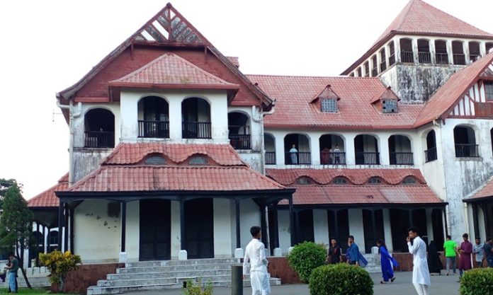 Chittagong Mutfağı, Bangladeş’in güneydoğusunda yer alan Chittagong bölgesine özgü geleneksel yemek kültürünü yansıtır. Bu mutfak, hem kıyı topluluklarının deniz ürünlerine dayalı beslenme alışkanlıklarını hem de yerel baharatların yoğun kullanımını içerir. Chittagong mutfağı, zengin lezzet profili ve çeşitli yemek teknikleri ile Bangladeş’in öne çıkan mutfaklarından biridir. Konulu bir haber görseli.