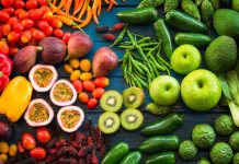 Çiğ tüketim, son yıllarda hem sağlık hem de yaşam tarzı trendleri arasında öne çıkan bir beslenme yaklaşımı haline gelmiştir. Raw food olarak da bilinen bu sistem, yiyeceklerin pişirilmeden, doğal halleriyle tüketilmesini esas alır. Bu yaklaşımın temelinde, yüksek ısıda pişirmenin besinlerdeki enzim ve vitaminleri yok ettiği düşüncesi yatar. Konulu bir haber görseli.