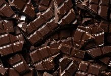 Çikolata, binlerce yıllık bir geçmişe sahip olup, kökeni Orta Amerika’ya dayanmaktadır. Aztek ve Maya uygarlıkları, kakao çekirdeklerini kutsal kabul eder ve içecek olarak tüketirdi. Avrupa’ya 16. yüzyılda gelen çikolata, zamanla şekere ve sütle birleşerek bugünkü formuna kavuştu. Konulu bir haber görseli.