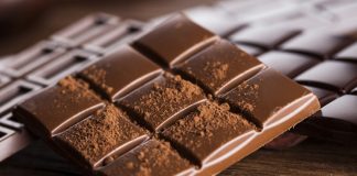 Çikolata ve tatlılar, yüzyıllardır insanların vazgeçemediği, mutluluk hormonlarını harekete geçiren lezzetler arasında yer alır. Her kültürde kendine özgü tatlı çeşitleri bulunurken, çikolata ise evrensel bir sevgiye sahiptir. Kakao çekirdeklerinin özenle işlenmesiyle elde edilen çikolata, farklı tariflerde ve sunumlarda sofralara taşınır. Tatlılar ise bayramlardan özel günlere, günlük küçük kaçamaklardan kutlamalara kadar her anın başrolünde yer alır. Konulu bir haber görseli.