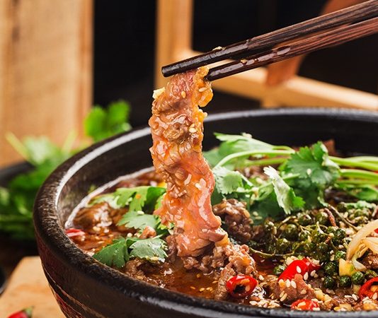 Çin mutfağı, binlerce yıllık tarihi ile dünya gastronomisinin en köklü kültürlerinden birini temsil ediyor. Antik Çin’de yemek, sadece beslenme aracı değil, aynı zamanda sağlık ve felsefi bir yaklaşımın parçası olarak görülüyordu. Doğal malzemeler kullanımı, yemeklerin hem besleyici hem de lezzetli olmasını sağlıyor. Konulu bir haber görseli.