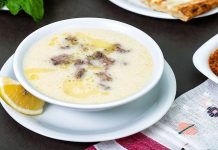 Çorba Ve Meze Kombinasyonlarıyla Sofralarınıza Lezzet Katın Geleneksel Türk mutfağının en sevilen öğelerinden olan çorba ve meze, birlikte sunulduğunda sofralara hem çeşitlilik hem de zengin tatlar getirir. Özellikle misafir sofralarında ya da özel yemeklerde, dengeli ve uyumlu bir çorba-meze ikilisi, yemeğin başlangıcını unutulmaz kılar. Bu ikili, farklı dokuları ve aromalarıyla damaklarda keyifli bir yolculuk sunarken, aynı zamanda besin değerleri açısından da doyurucudur. Konulu bir haber görseli.