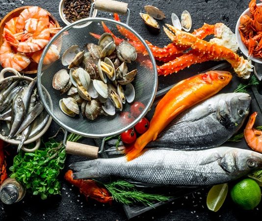 Deniz mahsulleri, sağlıklı beslenmenin en lezzetli yollarından birini sunarak sofralarda farklı tatlar arayanların gözdesi oluyor. Taze balıklar, karides, kalamar, midye ve ahtapot gibi ürünler, hem sağlıklı hem de gurme lezzetler yaratma konusunda mutfaklarda geniş bir yer buluyor. Özellikle Akdeniz ve Ege mutfaklarının temel unsurlarından olan deniz mahsulleri, zengin protein, omega-3 yağ asitleri ve vitamin içerikleriyle sağlıklı bir yaşamın vazgeçilmez parçası olarak öne çıkıyor. Günümüzde, deniz ürünlerini merkeze alan özel menüler, restoranlardan ev sofralarına kadar geniş bir yelpazede tercih ediliyor. Konulu bir haber görseli.