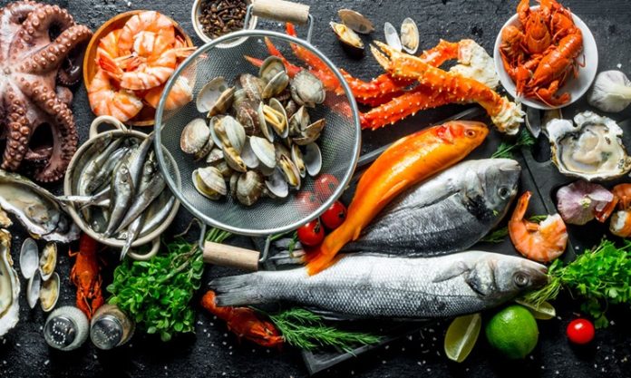 Deniz mahsulleri, sağlıklı beslenmenin en lezzetli yollarından birini sunarak sofralarda farklı tatlar arayanların gözdesi oluyor. Taze balıklar, karides, kalamar, midye ve ahtapot gibi ürünler, hem sağlıklı hem de gurme lezzetler yaratma konusunda mutfaklarda geniş bir yer buluyor. Özellikle Akdeniz ve Ege mutfaklarının temel unsurlarından olan deniz mahsulleri, zengin protein, omega-3 yağ asitleri ve vitamin içerikleriyle sağlıklı bir yaşamın vazgeçilmez parçası olarak öne çıkıyor. Günümüzde, deniz ürünlerini merkeze alan özel menüler, restoranlardan ev sofralarına kadar geniş bir yelpazede tercih ediliyor. Konulu bir haber görseli.