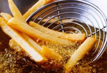 Derin yağda kızartma, mutfak kültürlerinde uzun yıllardır kullanılan bir pişirme yöntemidir. Yiyecekler yüksek sıcaklıktaki yağın içerisinde kısa sürede pişirilir ve dış yüzeyleri çıtır hale gelir. Patates kızartması, tavuk kanadı, balık ve hamur işleri bu yöntemin en bilinen örnekleridir. Özellikle hızlı tüketim gıdalarında tercih edilen bu yöntem, hem pratikliği hem de lezzetli sonuçlarıyla öne çıkar. Konulu bir haber görseli.